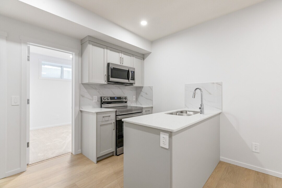 3620-3213 213 St NW in Edmonton, AB - Building Photo