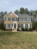 13600 Warwick Longbay Dr in Chester, VA - Building Photo