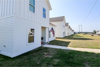 Villa West in Oxford, MS - Building Photo - Building Photo