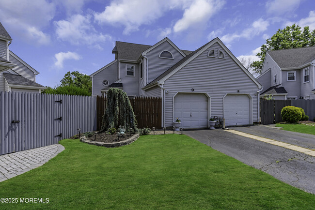 9 Robinson Ct in Freehold, NJ - Building Photo - Building Photo