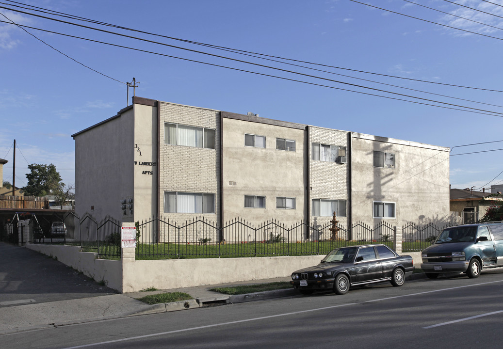 321 W Lambert Rd in La Habra, CA - Foto de edificio