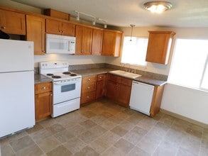 Village Park Apartments in Springfield, OR - Foto de edificio - Building Photo