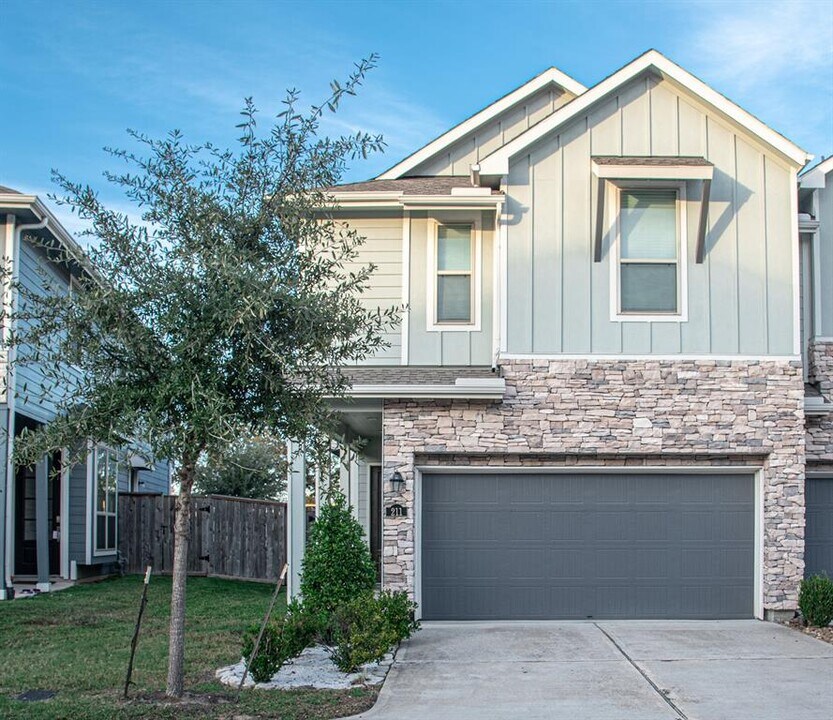 211 Club Crest Ln in Houston, TX - Building Photo