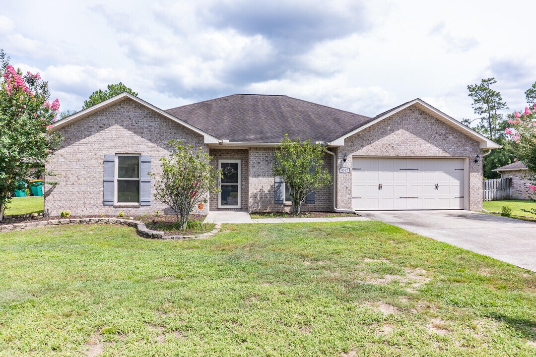 4517 Beth Cir in Crestview, FL - Building Photo