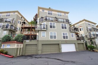 405 NW Uptown Ter in Portland, OR - Building Photo - Building Photo