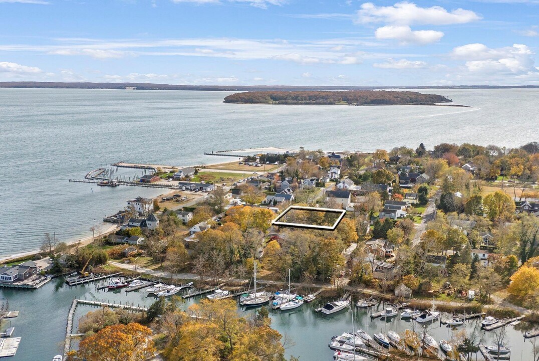 640 Orchard St in Southold, NY - Building Photo