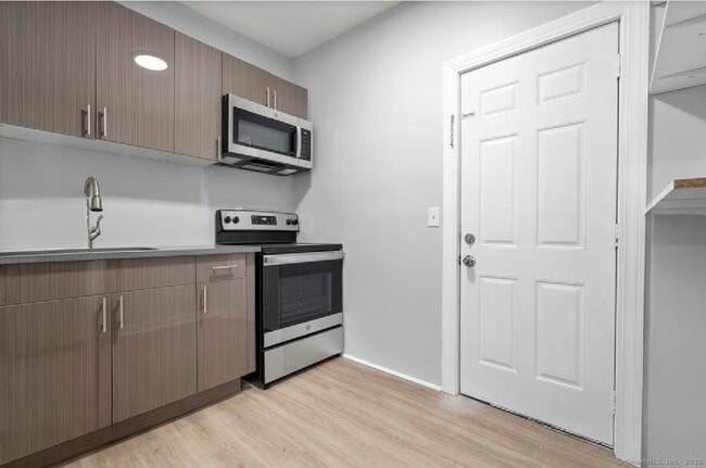 31 Whittier St, Unit 2B in Bridgeport, CT - Building Photo - Building Photo