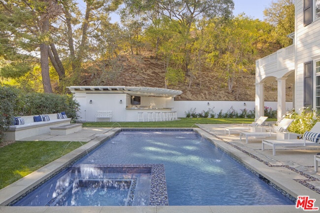 3815 Valley Meadow Rd in Los Angeles, CA - Foto de edificio - Building Photo