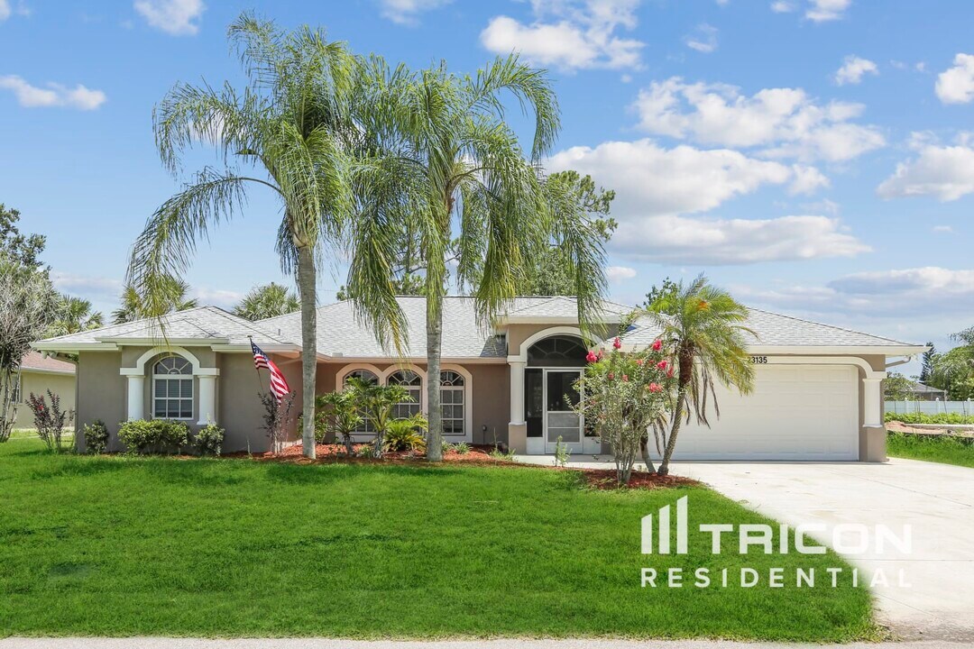 23135 Langdon Ave in Port Charlotte, FL - Building Photo