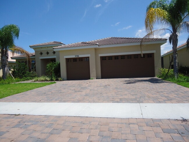 3786 Eagle Isle Cir in Kissimmee, FL - Building Photo - Building Photo