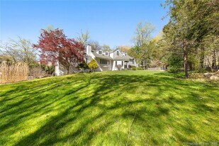 41 Burr Farms Rd in Westport, CT - Building Photo