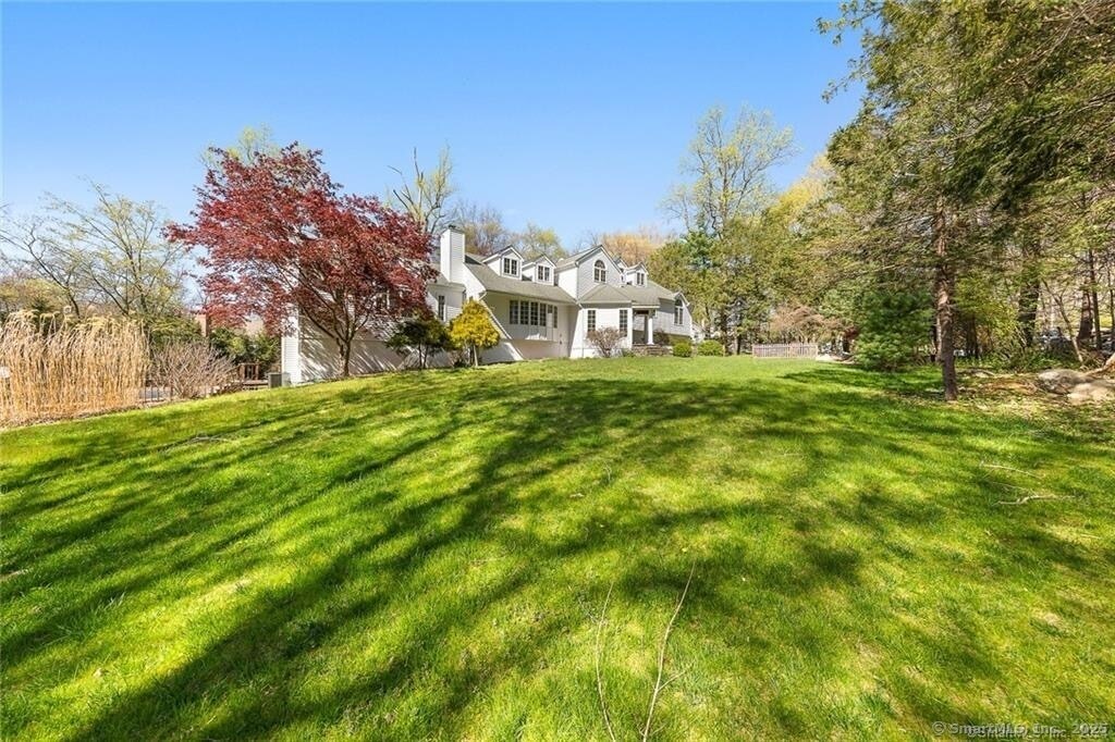 41 Burr Farms Rd in Westport, CT - Building Photo
