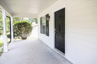 4365 Coopers Creek Dr SE in Smyrna, GA - Building Photo