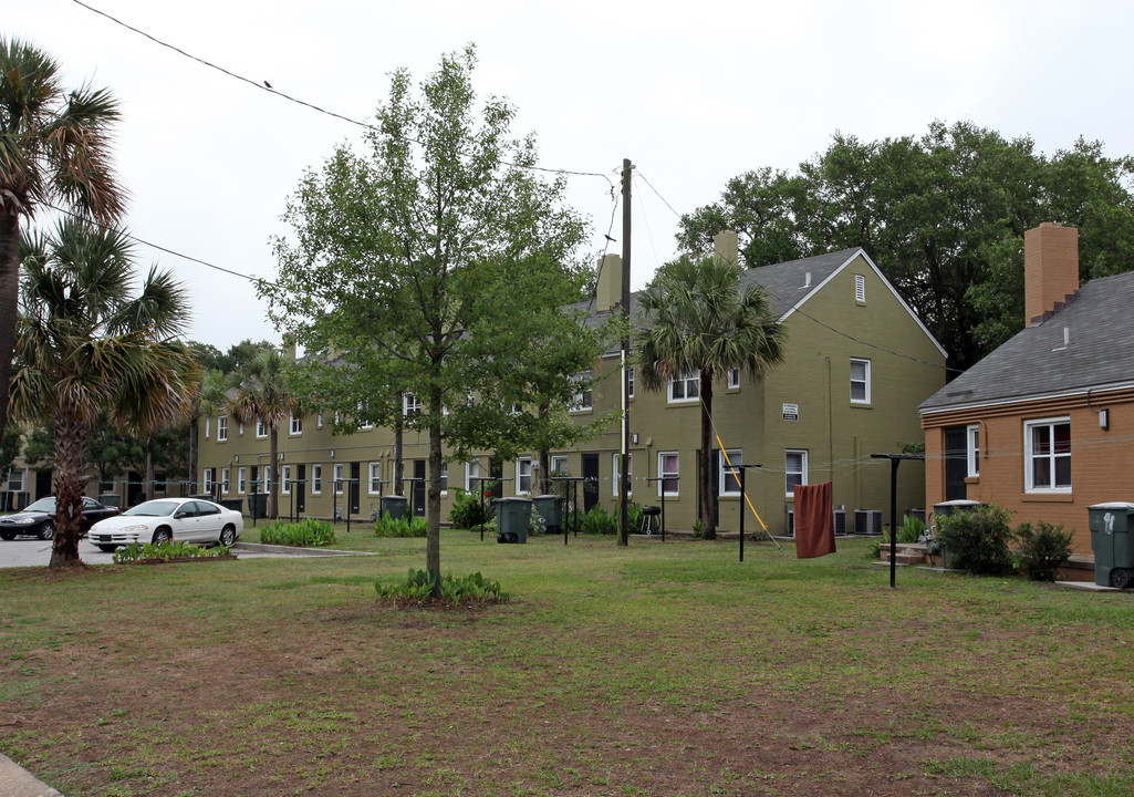 Meeting Street Manor - Cooper River Court in Charleston, SC - Building Photo