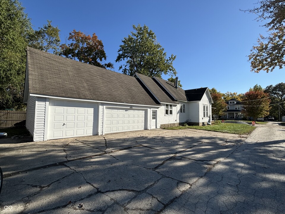 110 E College Ave in Brownsburg, IN - Foto de edificio