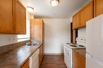 PARK HILL/GREENTREE APARTMENTS in Seattle, WA - Building Photo - Interior Photo