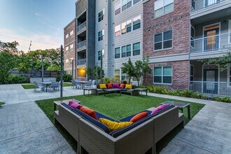 Republic at Alamo Heights in San Antonio, TX - Building Photo - Building Photo