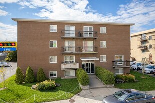 410 Laval Boul in Laval, QC - Building Photo