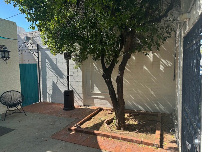 927 N Swan Rd in Tucson, AZ - Building Photo - Building Photo