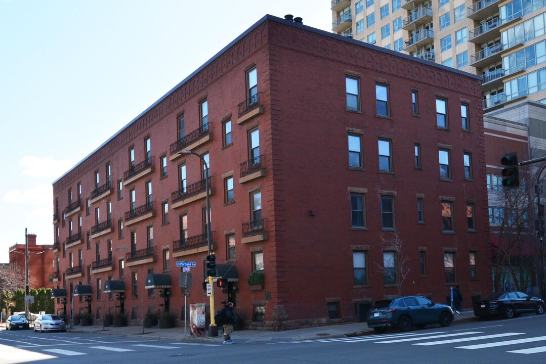 603 S 9th St in Minneapolis, MN - Foto de edificio