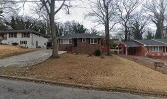 2786 Dearwood Dr SW in Atlanta, GA - Building Photo