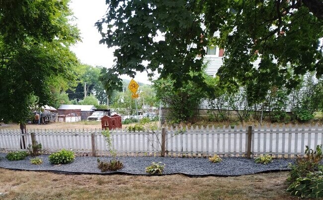 33 Sumner St, Unit Apt 1 in Milford, MA - Building Photo - Building Photo