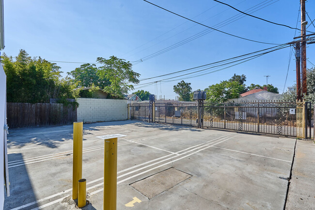 1189 W 36th St