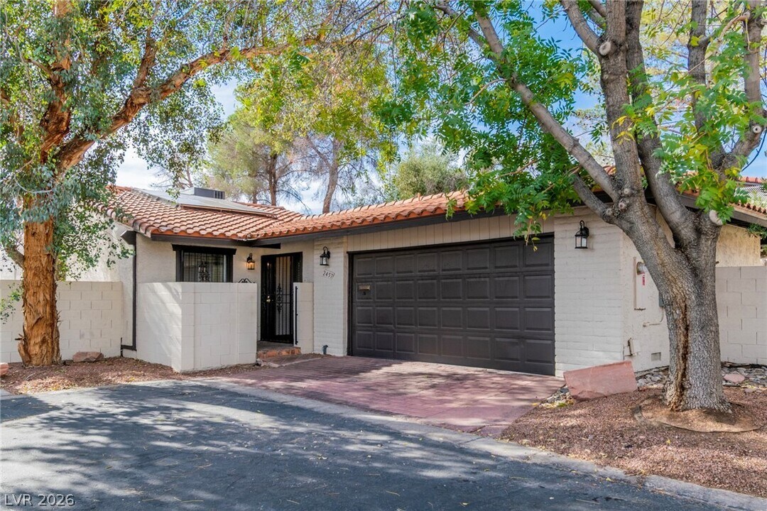 2457 Swan Ln in Las Vegas, NV - Building Photo