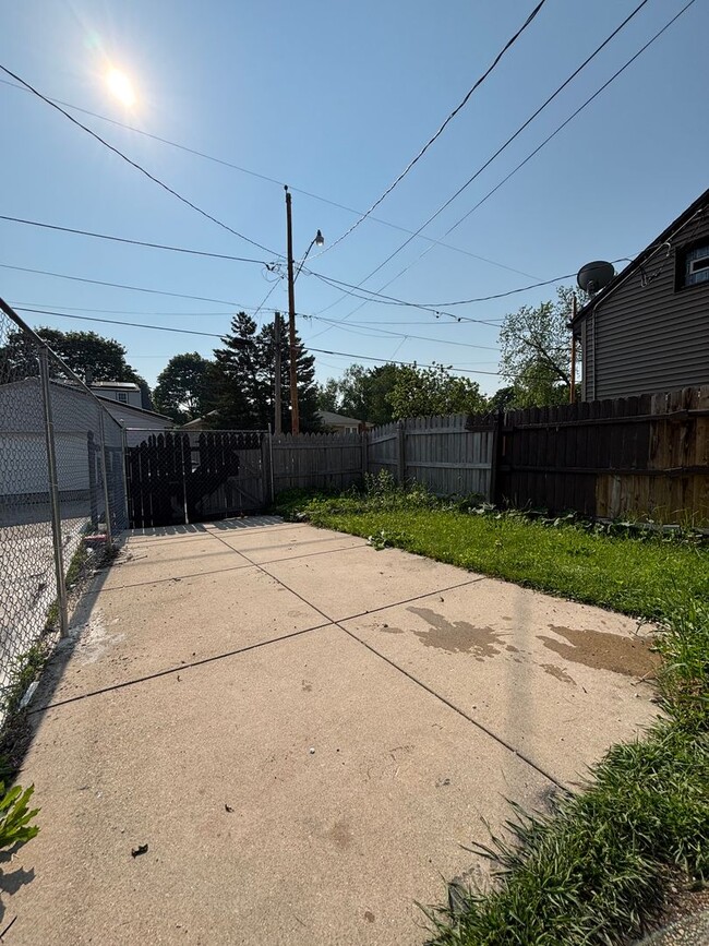5828 N 80th St in Milwaukee, WI - Building Photo - Building Photo