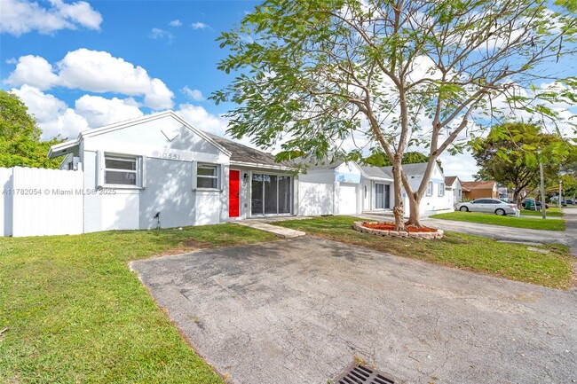 10551 SW 207th St in Cutler Bay, FL - Building Photo - Building Photo