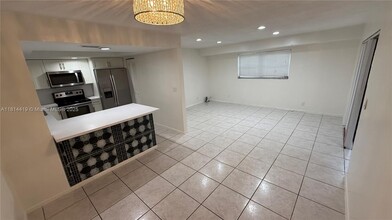 2611 NW 47th Ln, Unit 3201 in Lauderdale Lakes, FL - Building Photo - Building Photo