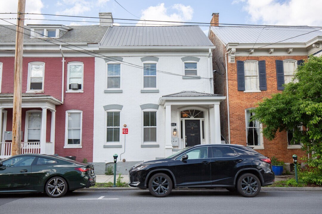 212 W Burke St in Martinsburg, WV - Foto de edificio