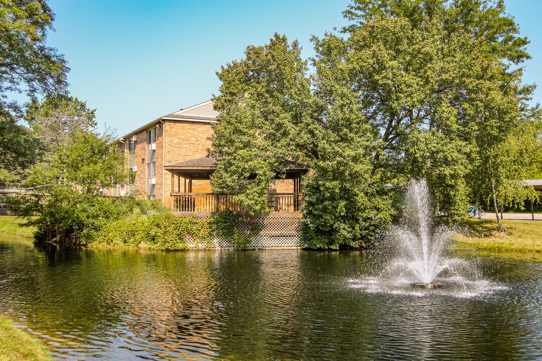 Ashton Lake Apartments in East Lansing, MI - Building Photo