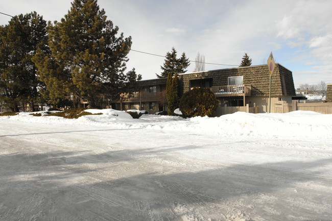 Chateau East & West Apartments in Spokane, WA - Building Photo - Building Photo