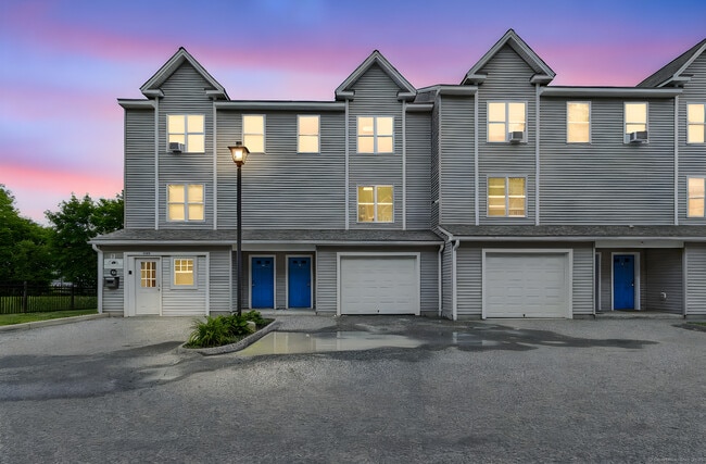 62 Chestnut St in Danbury, CT - Building Photo - Building Photo