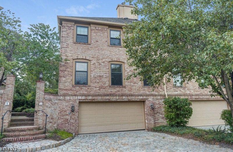 4 Dearburn Ct in Florham Park, NJ - Building Photo