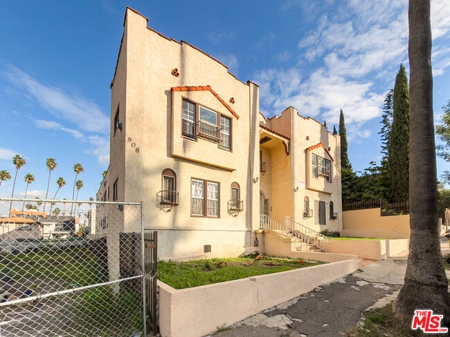 908 Normandie Ave in Los Angeles, CA - Building Photo - Building Photo