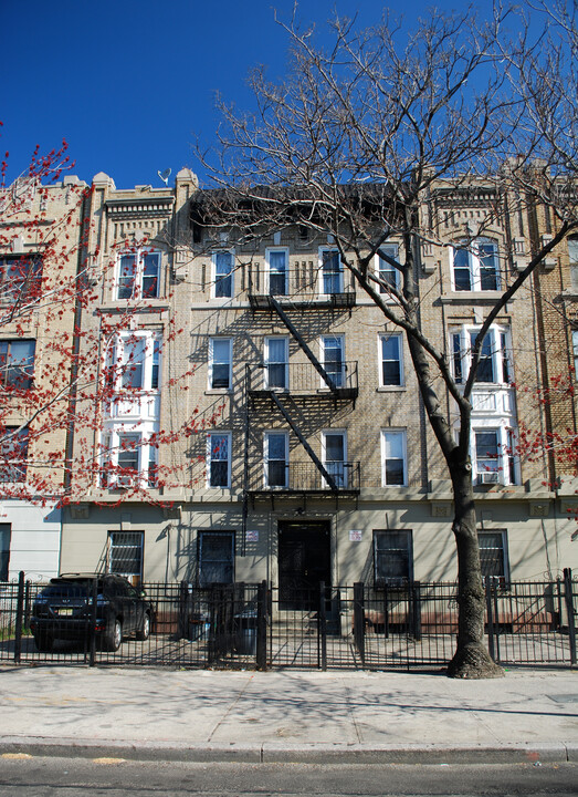 1067 Eastern Pky in Brooklyn, NY - Building Photo