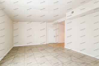 6932 Woodhurst Dr in Hazelwood, MO - Building Photo - Building Photo