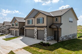 FAIRVIEW CROSSING TOWNHOMES in Smithville, MO - Building Photo - Building Photo
