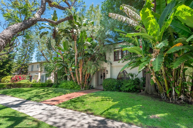 340 N Oakhurst Dr, Unit 103 in Beverly Hills, CA - Foto de edificio - Building Photo