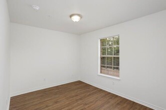 The Oaks Apartments in Lake Charles, LA - Building Photo - Interior Photo