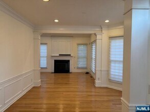 43 Mulberry Ct in Paramus, NJ - Foto de edificio - Building Photo