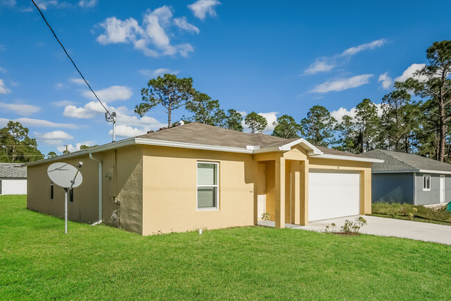 431 Eisenhower Blvd in Lehigh Acres, FL - Foto de edificio - Building Photo