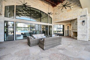 6777 Sommerall Dr in Houston, TX - Building Photo
