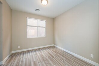 8717 S Evan Lilas St in Las Vegas, NV - Foto de edificio - Building Photo