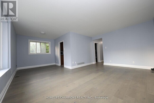 9 Stoney Creek Dr in Toronto, ON - Building Photo - Building Photo