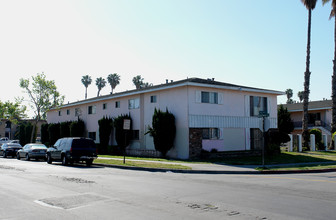 Townsend & Raitt Apartments in Santa Ana, CA - Building Photo - Building Photo