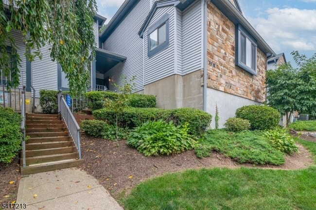 70 Overlook Dr in Hackettstown, NJ - Foto de edificio - Building Photo