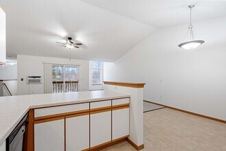 Oakridge Apartments in Mauston, WI - Foto de edificio - Building Photo